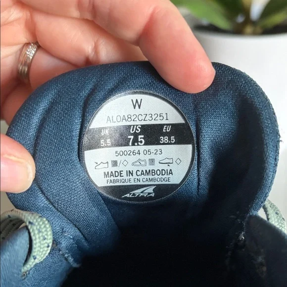 Altra Women's Size 7.5 Torin 7 Navy and Pink - Picture 7 of 7